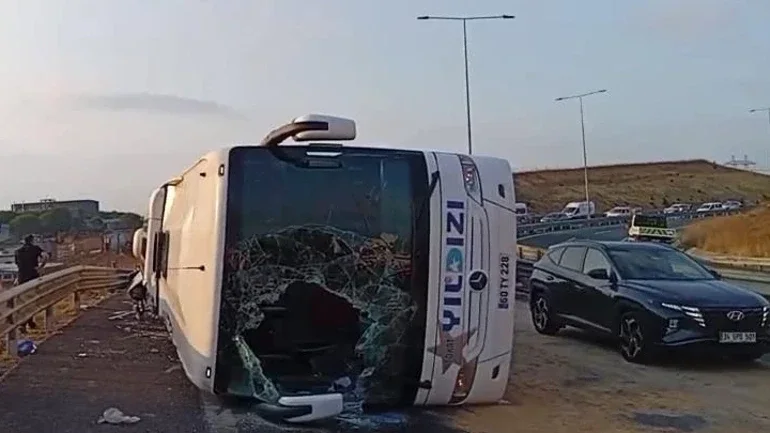 İstanbul'da Yolcu Otobüsü Dehşeti: 4 Can Kaybı, 26 Yaralı! İşte Kaza Anının Görüntüleri
