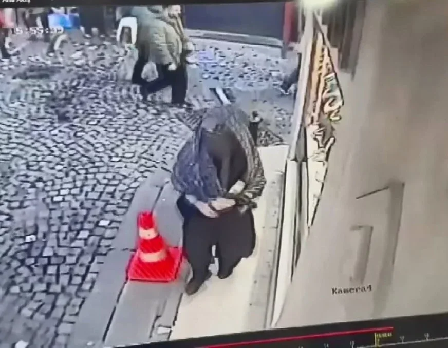 İstanbul Fatih'te Döviz Hırsızlığı: Kadın Kılığındaki Şüphelilerden Birinin Sabıka Geçmişi Şoke Etti