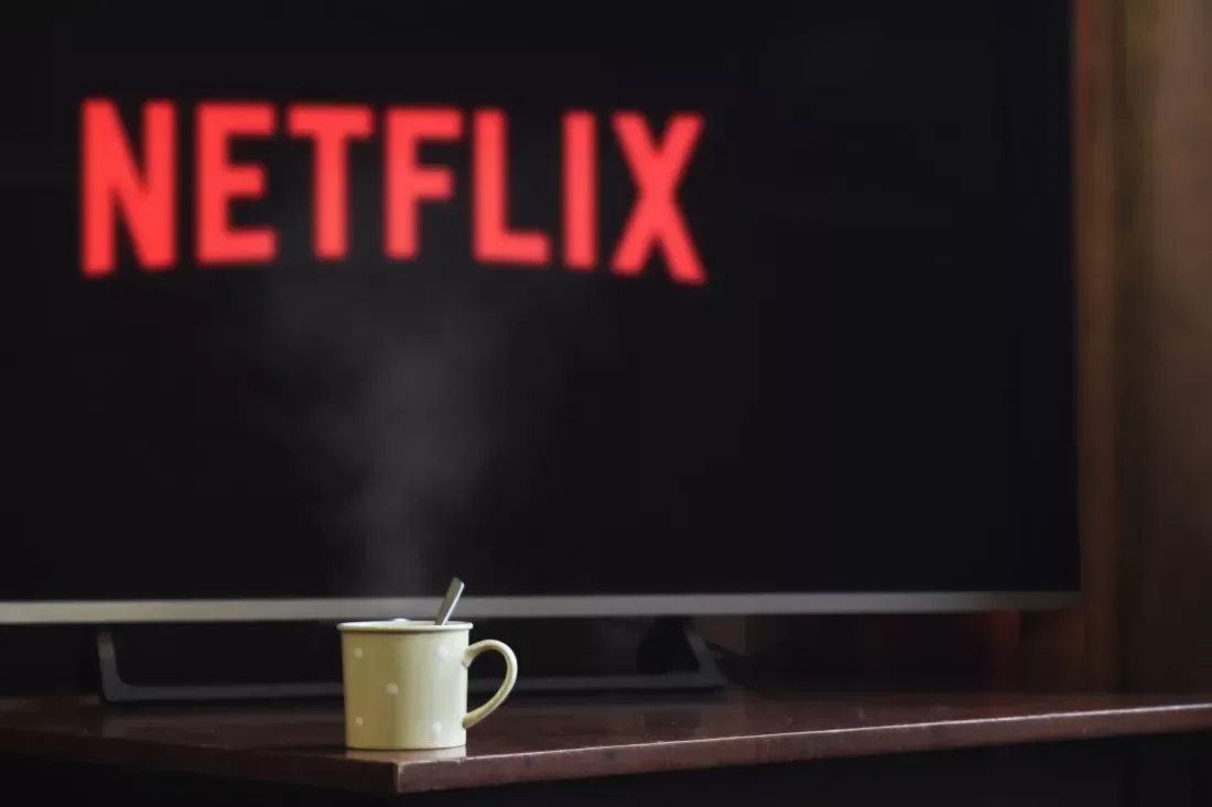 Netflix'in reklam destekli katmanı ve şifre paylaşımı kısıtlaması bu yıl daha sonra gelebilir
