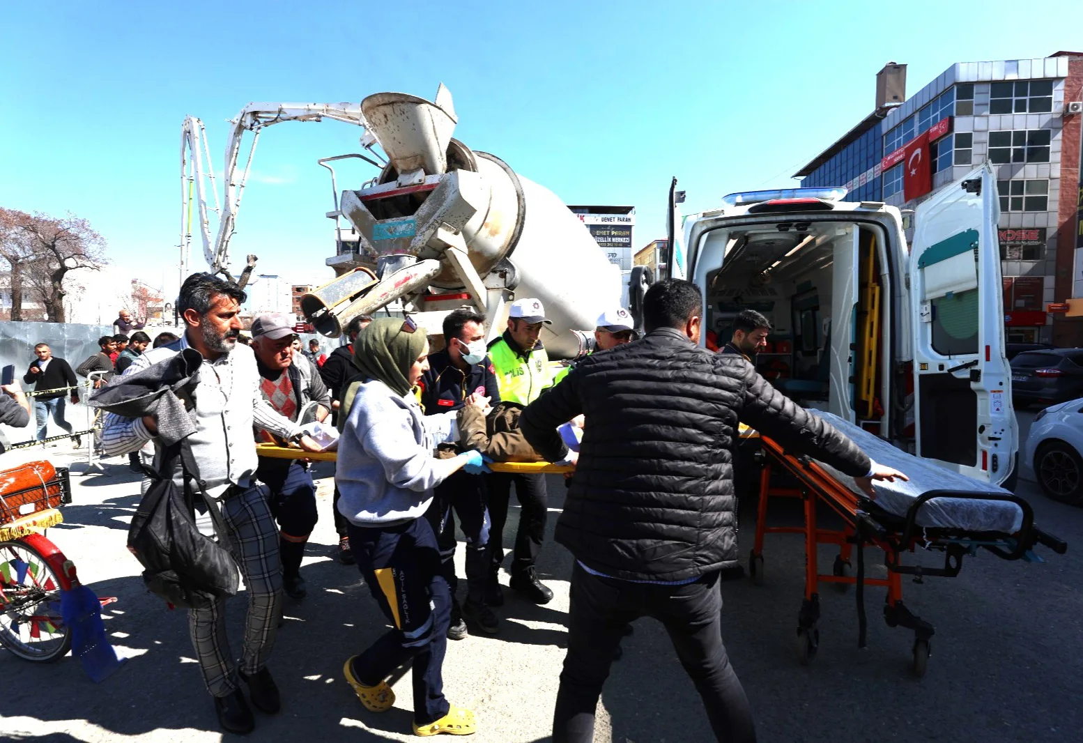 Iğdır’da Beton Mikseri Kazası: Genç Kız Yaralandı