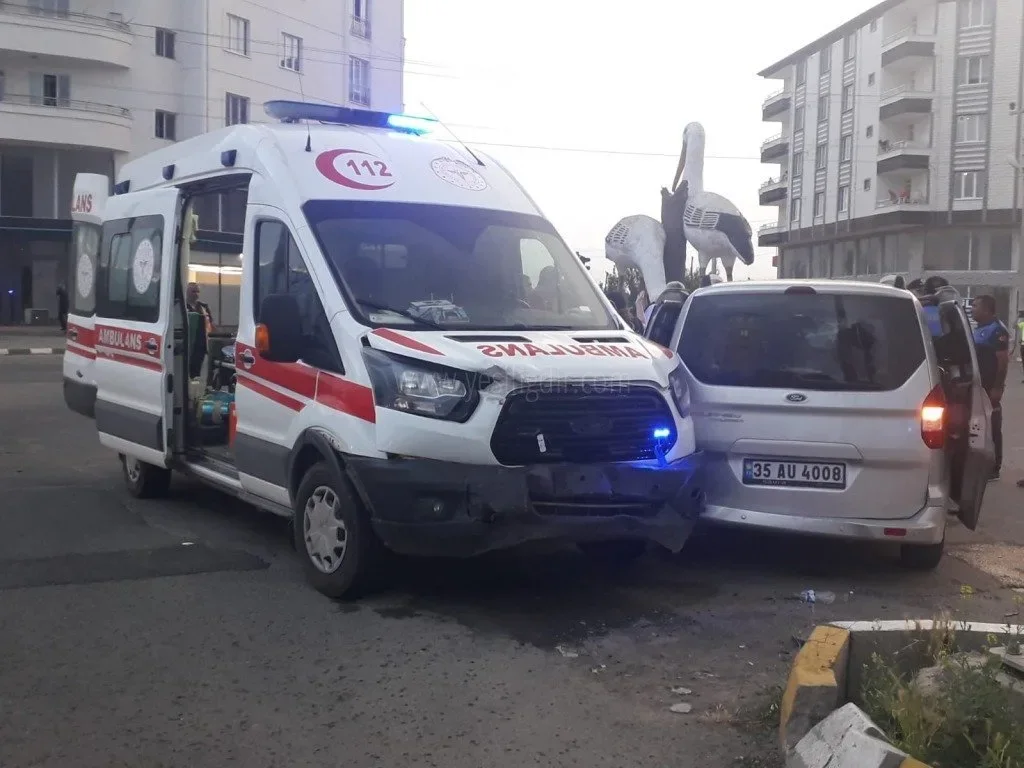 Trafik Kazası - araç ile Ambulans kavşakta çarpıştı