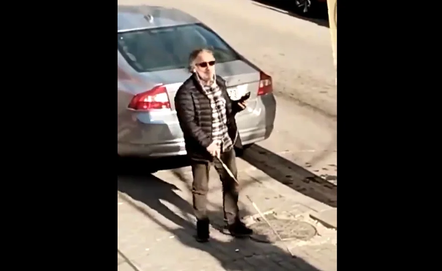 İstanbul’da Park Edilmiş Araç Yanında Para Toplayan Şahıs Kameralara Yakalandı