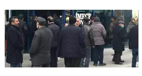 Yurttaş bu kez döviz büronun önünde kuyruk oluşturdu