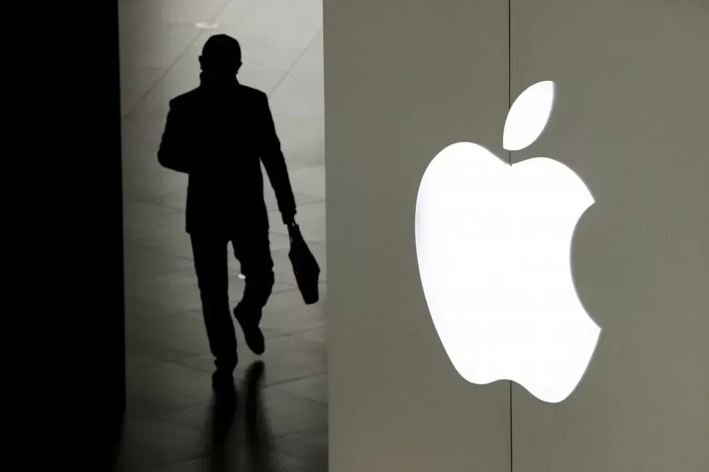 Apple, mühendisleri ticari sırları çalmak için kandırdığı iddiaları üzerine gizli girişime dava açtı