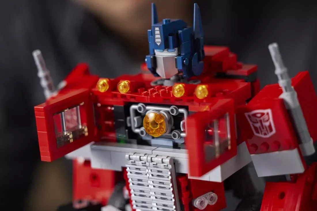 Lego Optimus Prime, yeniden inşa etmek zorunda kalmadan dönüşüyor