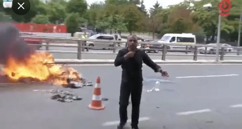 Son akaryakıt zamlarından sonra bir vatandaş TBMM önünde aracını yaktı