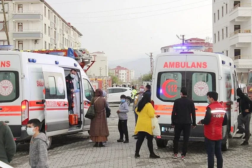 Iğdır’da bir binaya ait elektrik panosunun bir anda patlama oldu