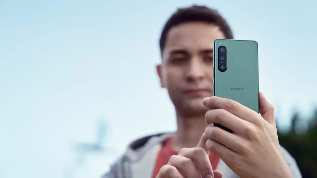 Sony Xperia 5 IV, 5.000 mAh pil, microSD yuvası ve kulaklık jakına sahip kompakt bir telefon.