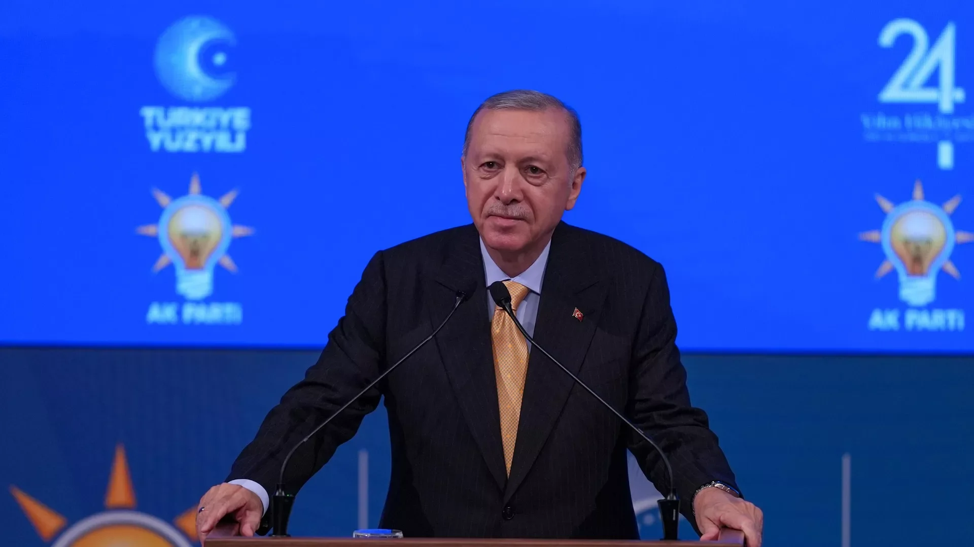 AK Parti'nin 24. Kuruluş Yıl Dönümüne Sürpriz Katılım: Aydın Büyükşehir Belediye Başkanı Özlem Çerçioğlu AK Parti'ye Geçti
