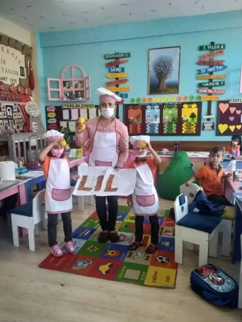 ÖRNEK ÖĞRETMEN ÖZKAN OĞAN”BİRİNCİ SINIF ÖĞRENCİLERİNE OKULU SEVDİRDİ