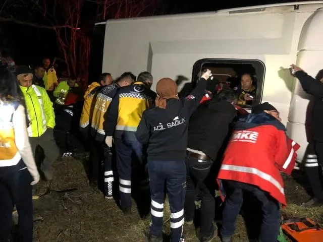 Olay Erzincan'da; Yolcu otobüsü şarampole devrildi: 2 ölü, 8'i ağır 33 yaralı
