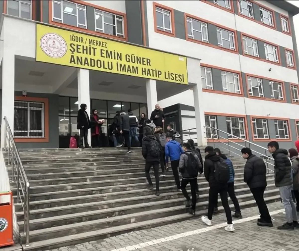Iğdır’da Lise Önünde Bıçaklı Kavga: Öğrenci Yaralandı, Polis Olayın Peşinde
