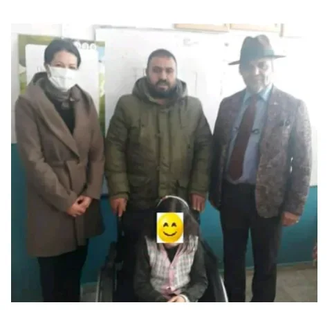 Engelli kız öğrenciye tekerli sandalye sevinci