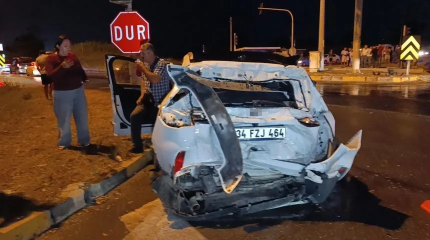 Antalya Manavgat’ta Ölümlü Trafik Kazası: Kontrolden Çıkan Tır Durağa Devrildi kapak görseli
