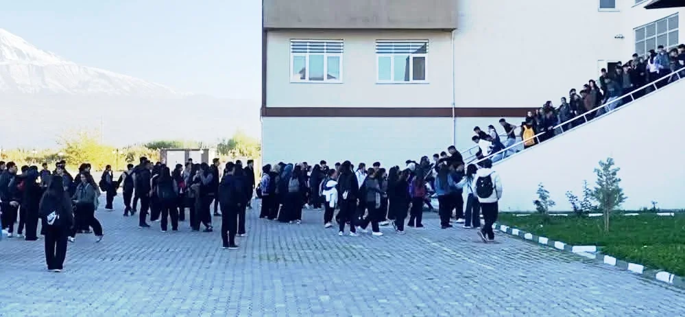 Iğdır’da Okulda Korkunç Saldırı: Eli Sopalı Şahıslar Anadolu Lisesi’ni Bastı, Öğrenciler Panik Yaşadı