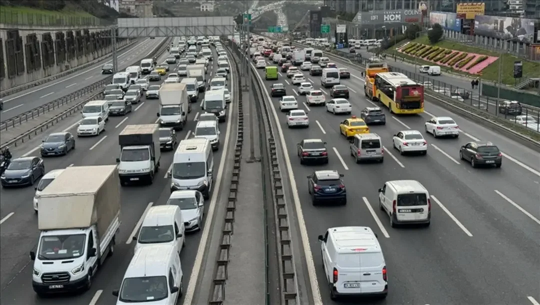 İstanbul'da Bayram Tatili Göçü Başladı: Trafik Yoğunluğu Zirvede, THY'den Yüzlerce Ek Sefer Geldi