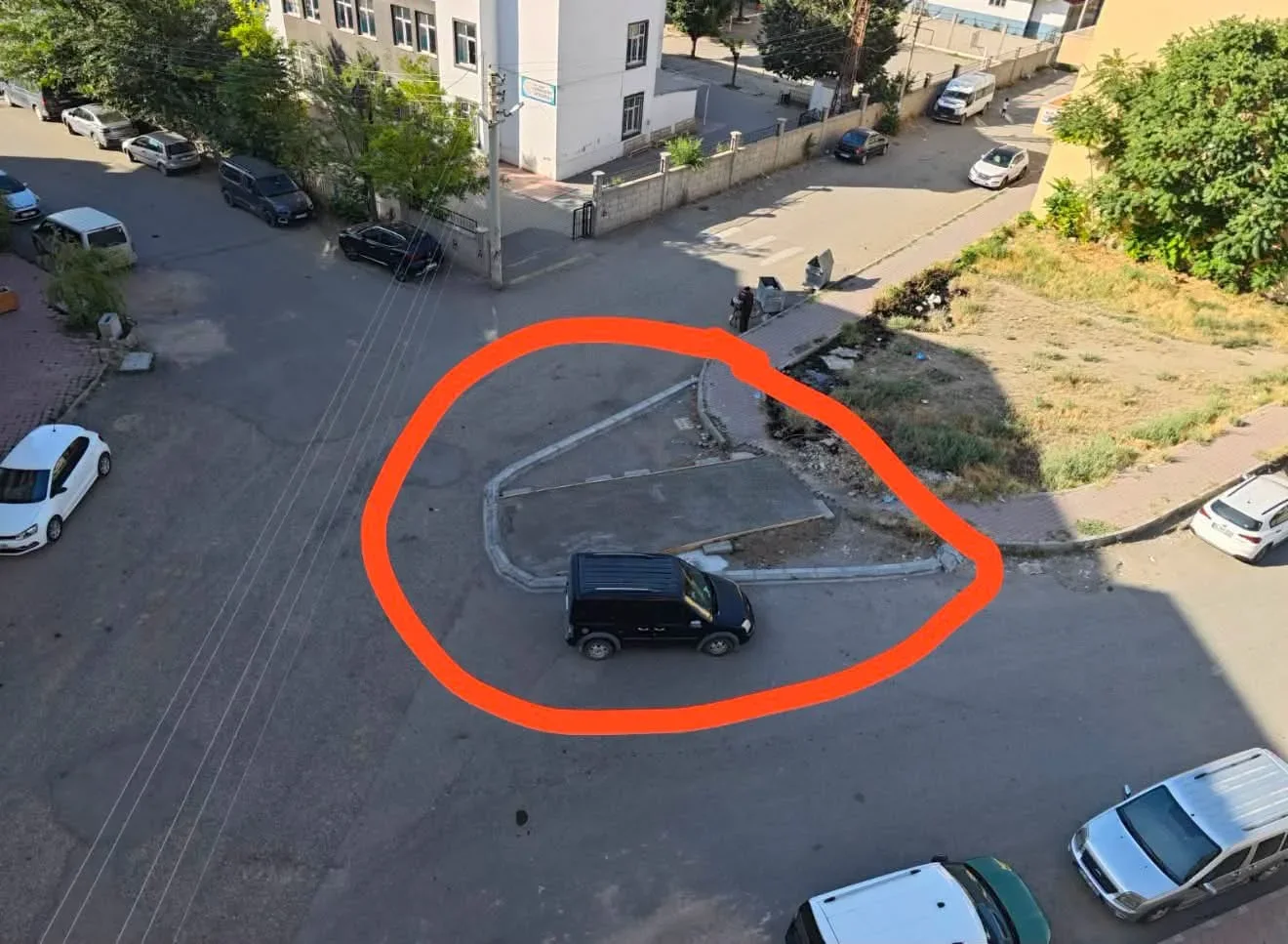 IĞDIR'DA TEPKİ ÇEKEN TRAFO KARARI: PARK ALANI DARALIYOR, OKUL ÖNÜNDE KAZA RİSKİ İDDİASI VE IĞDIR VALİSİ NEREDE?
