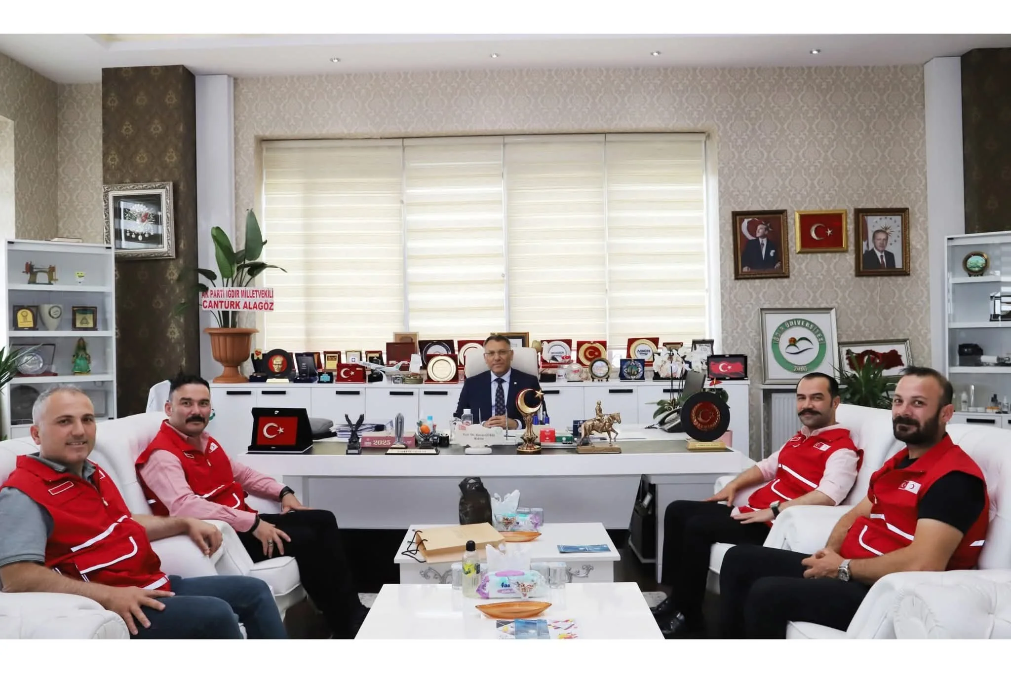Iğdır Kızılay Derneği'nden Rektör Prof. Dr. Ekrem Gürel’e Hayırlı Olsun Ziyareti