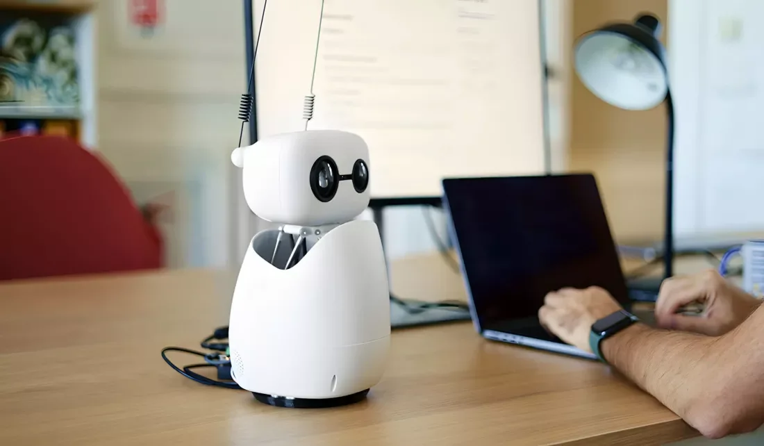 Hugging Face Robot Devrimini Başlatıyor: Sadece $299'a Açık Kaynaklı Masaüstü Robotu Reachy Mini
