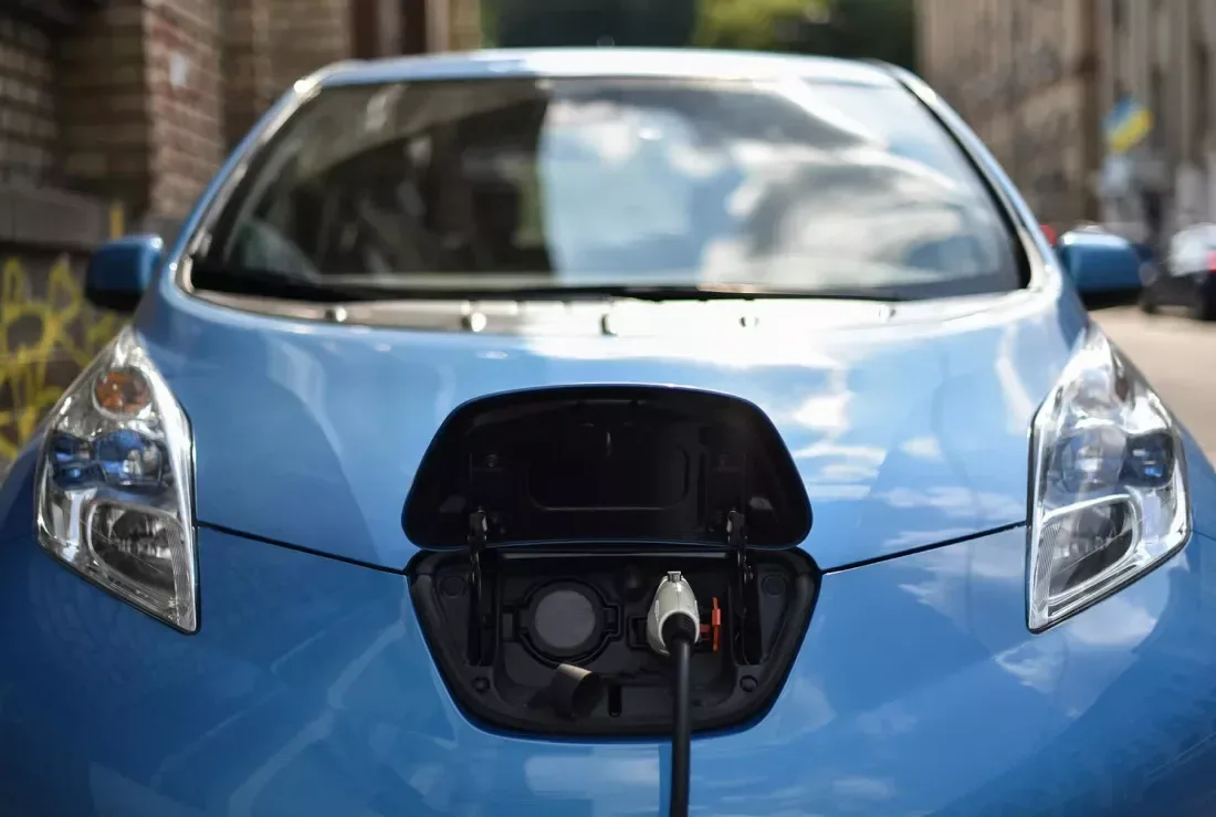 Nissan, 2028 için "oyun değiştiren" pil teknolojisiyle EV'leri taklit ediyor