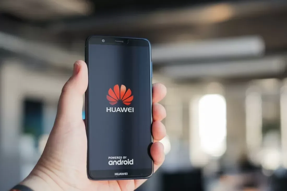 Yaptırım uygulanan Huawei, para kaybetmeye devam ediyor, ancak bu kadar hızlı değil