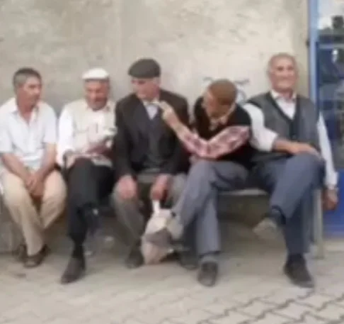 Duvar diplerindeki köy sohbetleri, bu yaşam tarzının vazgeçilmez bir parçasıydı