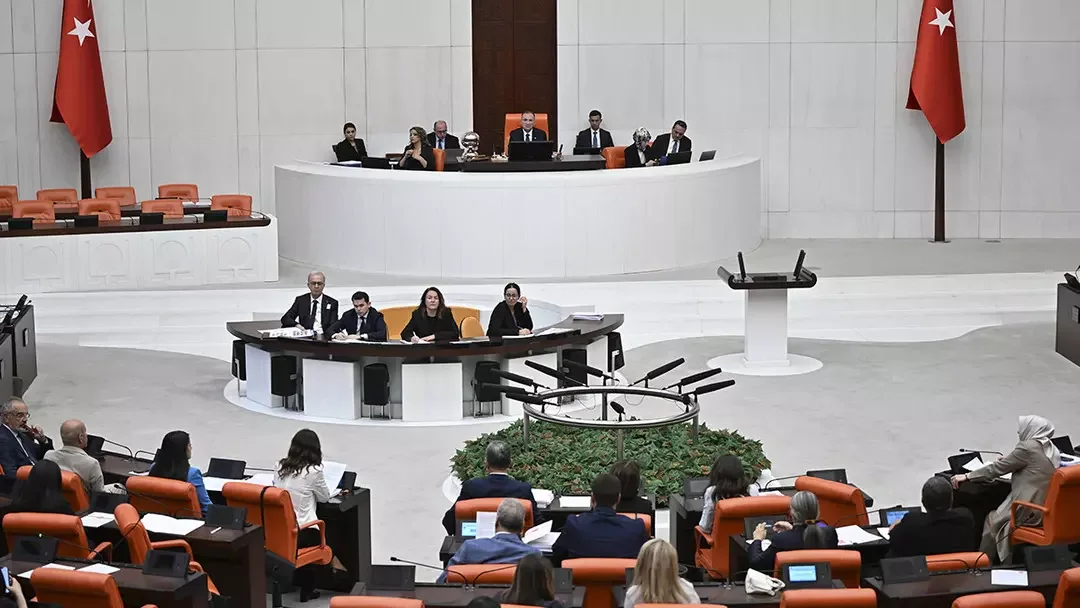 TBMM'de Emekli Maaşı Görüşmelerinde Tansiyon Yükseldi: Bekir Bozdağ'dan Gülen Vekile "Dışarı Çık" Tepkisi