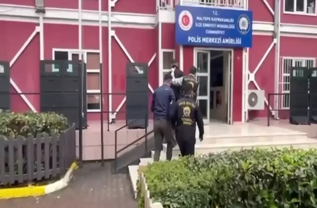 CHP Maltepe Mitinginde Güvenlik Alarmı: Sahte Polis Rozetli ve Airsoft Silahlı İki Şüpheli Gözaltına Alındı