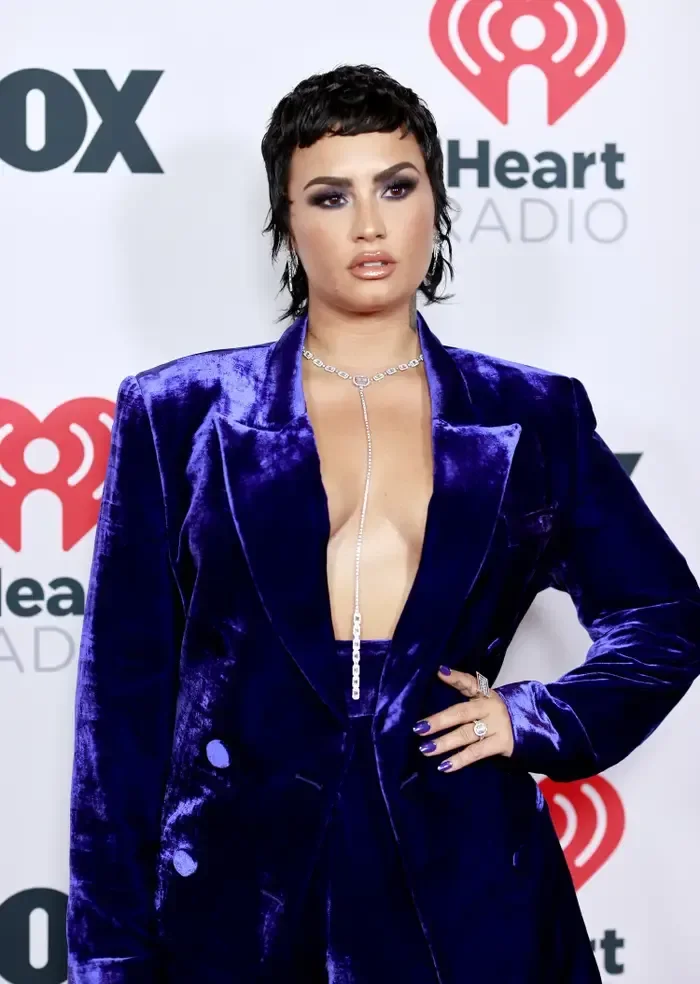 Demi Lovato, Gençken Yine Disney'de Olan Biri Tarafından Tecavüz Edildikten Sonra Bekaretini Kaybettiğini Açtı Ve Hala İçinde "Derin Bir Üzüntü" Hissettiğini Söyledi