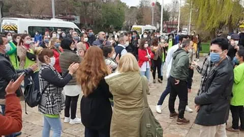 “SOSYAL MESAFE KURALLARINI İHLALDEN CEZA YEDİLER SOSYAL MESAFE KURALLARINI HİÇE SAYARAK EYLEM YAPTILAR”