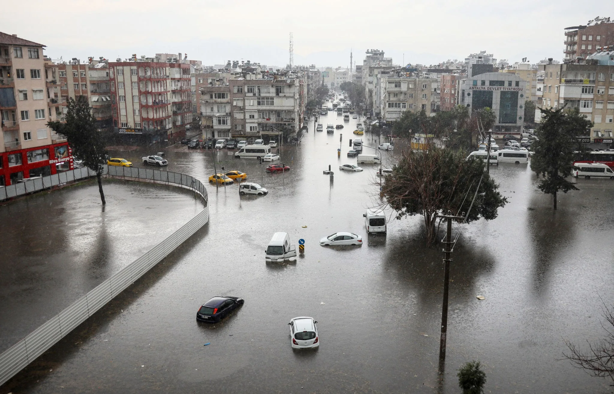 İstanbul ve Ankara’da Şiddetli Sağanak: Yollar Çöktü, Evleri Su Bastı, Binalar Tahliye Edildi
