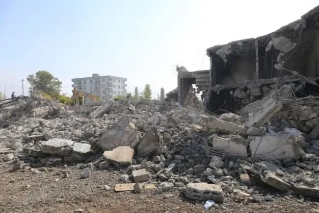 Iğdır'da Metruk Binaların Yıkımına Başlandı