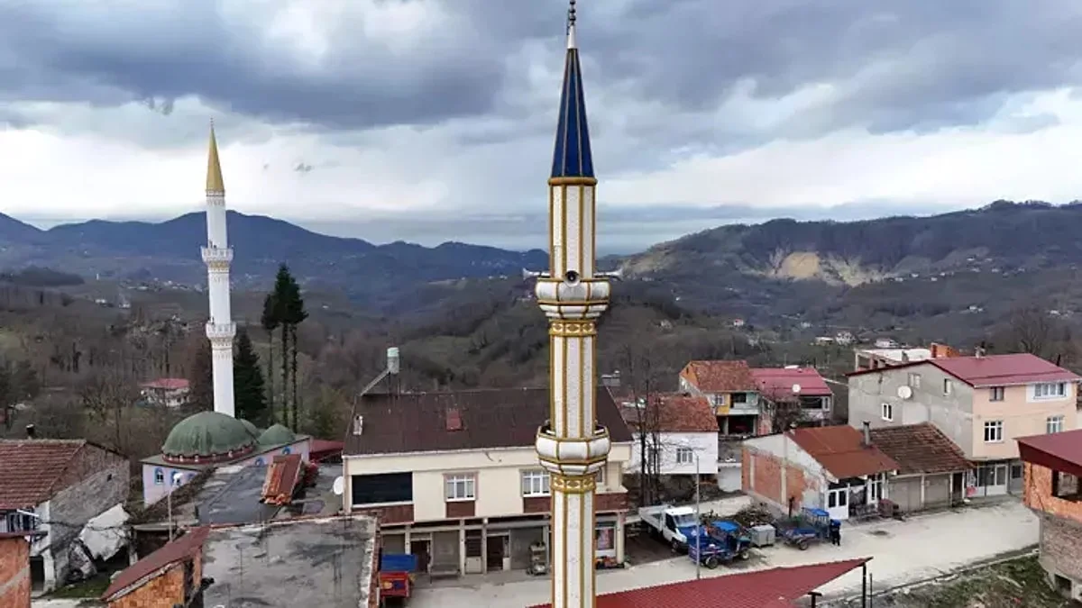 Karadeniz’e özgü bir fıkra gibi gerçek bir durum: Mahalledeki komşular yalnızca bir adım atarak farklı bir ile geçiyor ve iftarı da sadece bir dakika farkla açıyor. kapak görseli