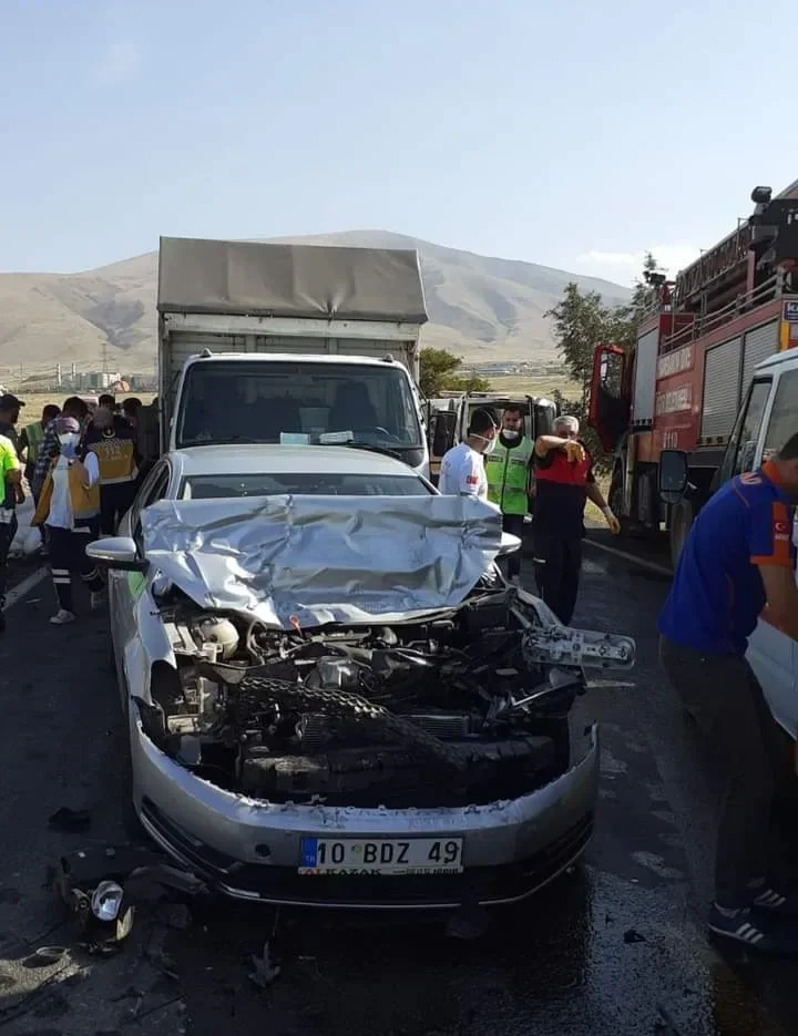 Iğdır’a gelmekte olan 3 aracın karıştığı zincirleme kazada 3 kişi yaralandı