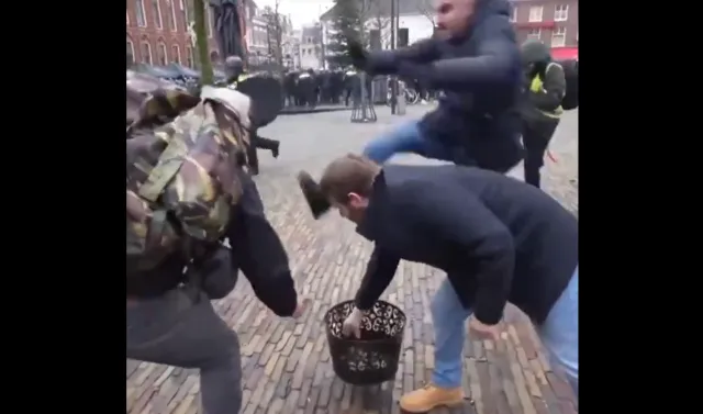 Hollanda'da Kuran'ı Kerim yakmak isteyen PEGIDA lideri uçan tekmeyle durduruldu