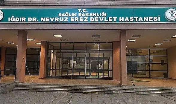 IĞDIR’DA YARA BAKIMINDA KRİTİK SORULAR: “ÜÇ GAZLI BEZ, ÜÇ SARGI VE BİR MERHEM YETERLİ Mİ?”