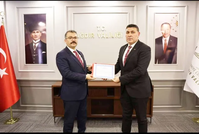 Erol Bayat'ın Başarı Belgesi ile Onurlandırılması: Iğdır Valisi Ercan Turan Bey'e Teşekkürler