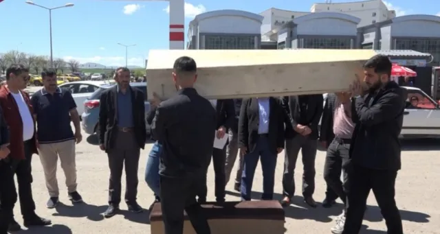 Ağrı’da Sağlık Krizi: HÜDA PAR’dan Hastane Önünde Tabutlu Eylem