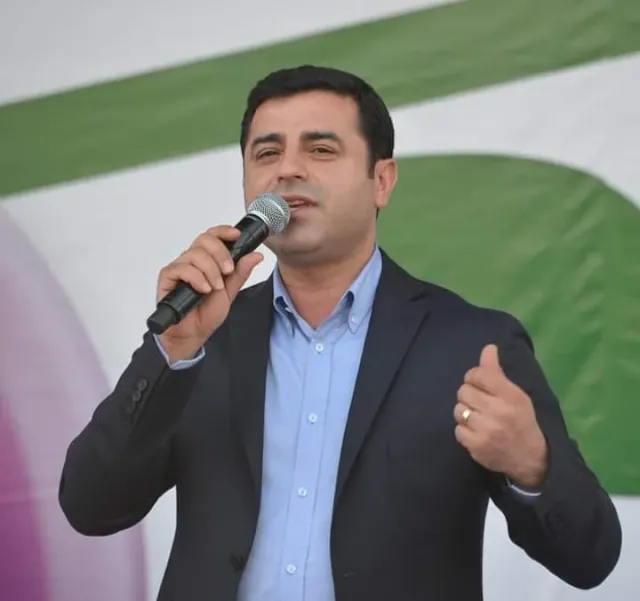 Selahattin demırtas muhalefete seslenerek akp yi degil gelecegi konuşun