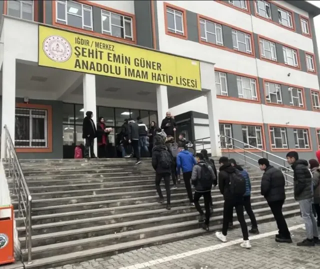 Iğdır’da Lise Önünde Bıçaklı Kavga: Öğrenci Yaralandı, Polis Olayın Peşinde
