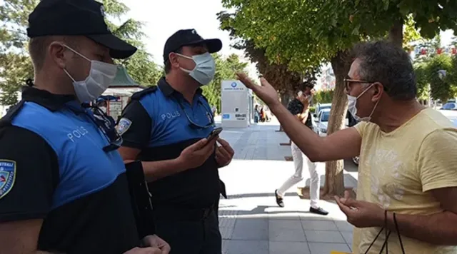 392 lira idari para cezası uygulanmakta olan kişi, "İyi maaşınız çıktı" diyerek polise tepki gösterdi