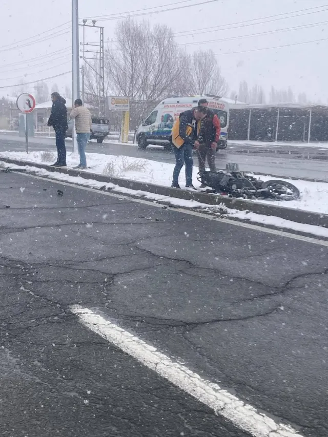 Iğdır'da Kar Yağışı Kazalara Yol Açtı: Otomobil ile Motosiklet Çarpıştı, Sürücü Yaralandı