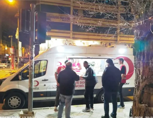 Iğdır Genç Kızılay’dan Anlamlı Etkinlik: Merkez Cami’de Vatandaşlara Çay İkramı