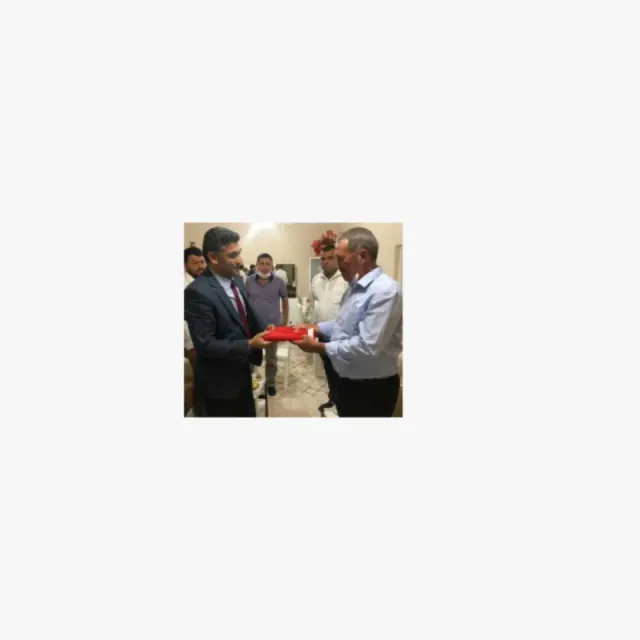 Şehidimizin Ağabeyi Abbas aydın'a bayrağımızı takdim etti