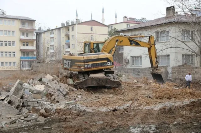 Iğdır merkezinden metruk binalar yıkılıyor