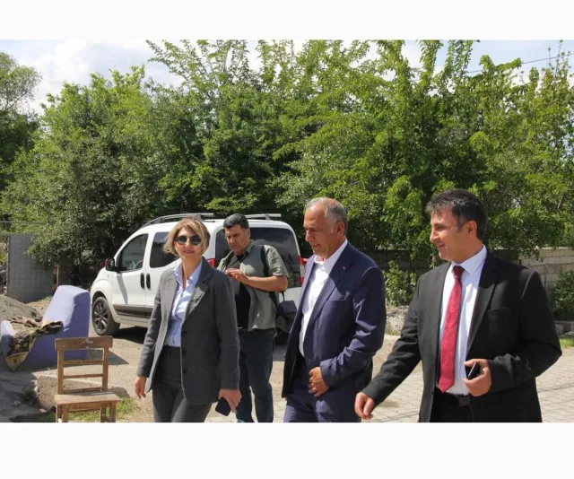Iğdır'da "Köylerimiz Güzelleşiyor" Projesiyle Köylerde Çevre Temizliği ve Güzelleştirme Çalışmaları Sürüyor