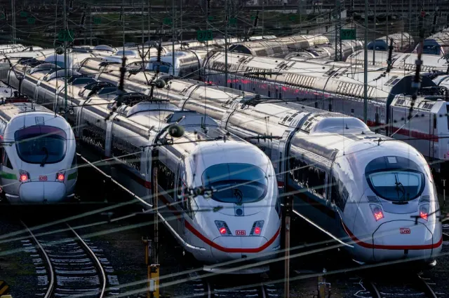Almanya'da Toplu Taşıma Çalışanları Grevde: İyileştirilmiş Koşullar İçin 90 Bin Çalışan Talep Ediyor