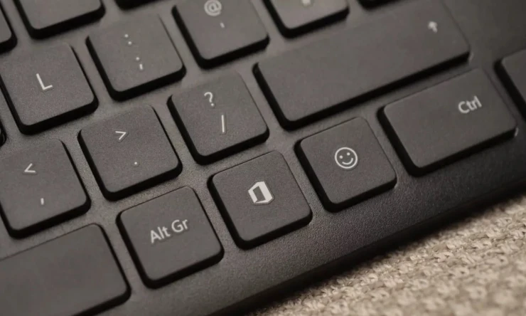 Microsoft'un yeni klavyeleri özel Office ve Emoji tuşlarıyla birlikte geliyor