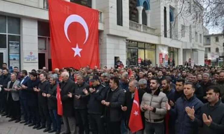 Valimiz Enver Ünlü, İdlib’te Şehit düşen kahraman askerlerimiz için ikindi namazı sonrası Merkez Ulu Cami önünde düzenlendi