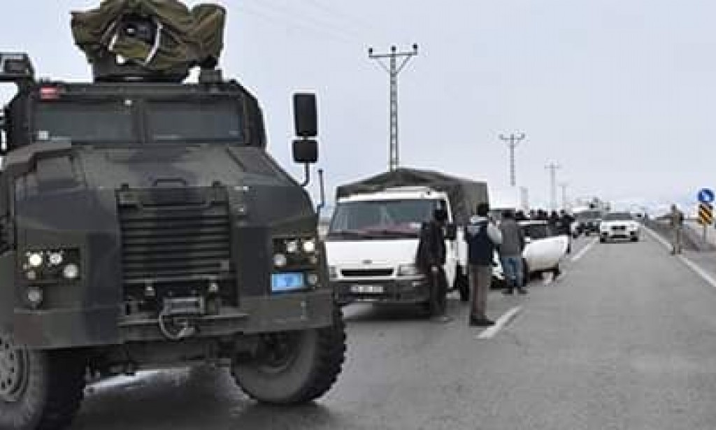 Gürbulak Gümrük Müdürlüğü aracına roketli saldırı